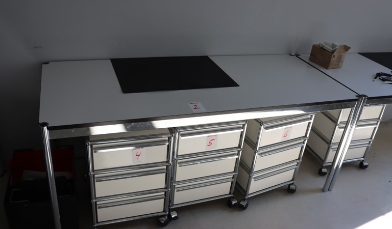 Büromöbel aus einer Sprachschule