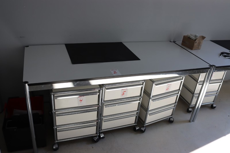 Büromöbel aus einer Sprachschule